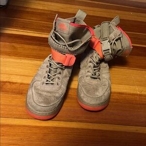 Nike Men's beige with orange accents (Want gone quickly)